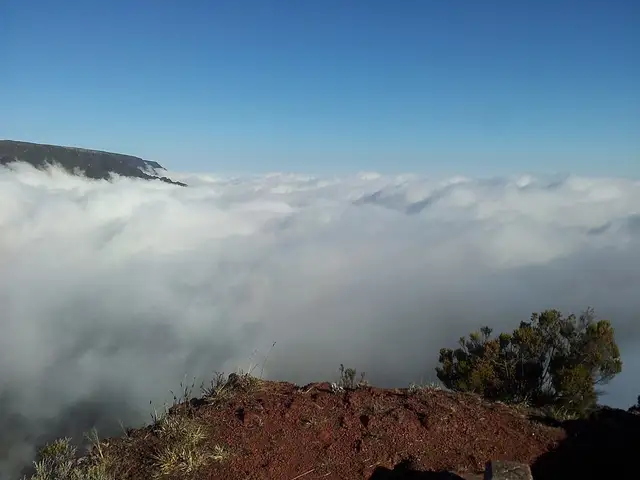 Mer de nuages sur la rivière des remparts