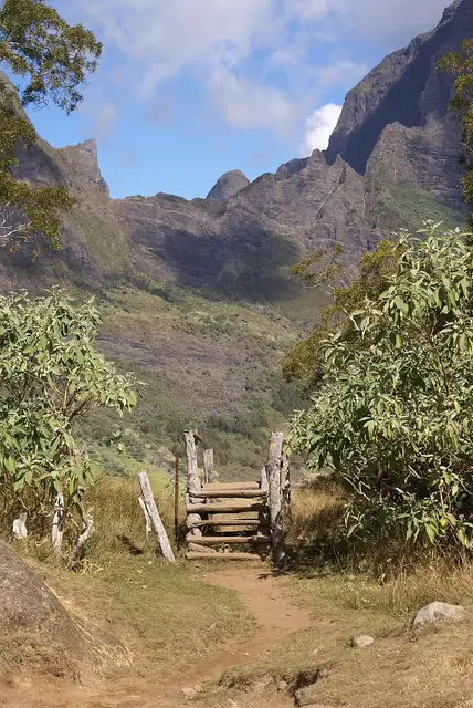 Mafate TamarinsToMarla PassingTheFence